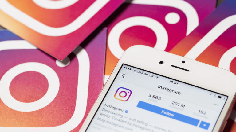 Продвижение бренда в Instagram: смартфон с интеУкраиныейсом приложения на фоне: KPI