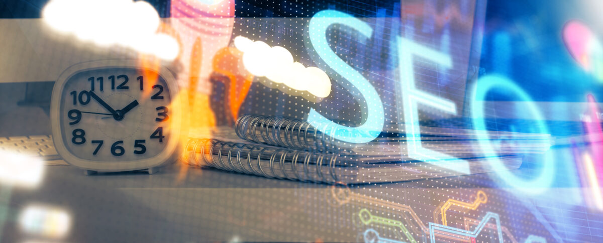 Комплексний інтернет-маркетинг: аналітичні графіки, ракета та напис SEO на моніторі: технічний аудит